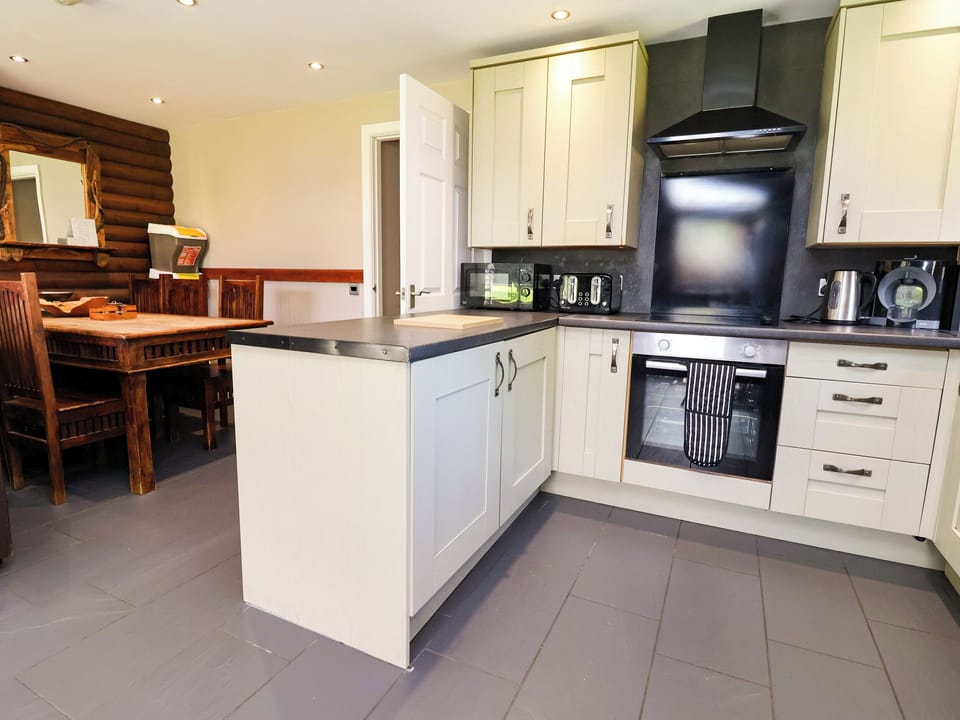 Cottage | Private kitchen | Fridge, dishwasher, cookware/dishes/utensils