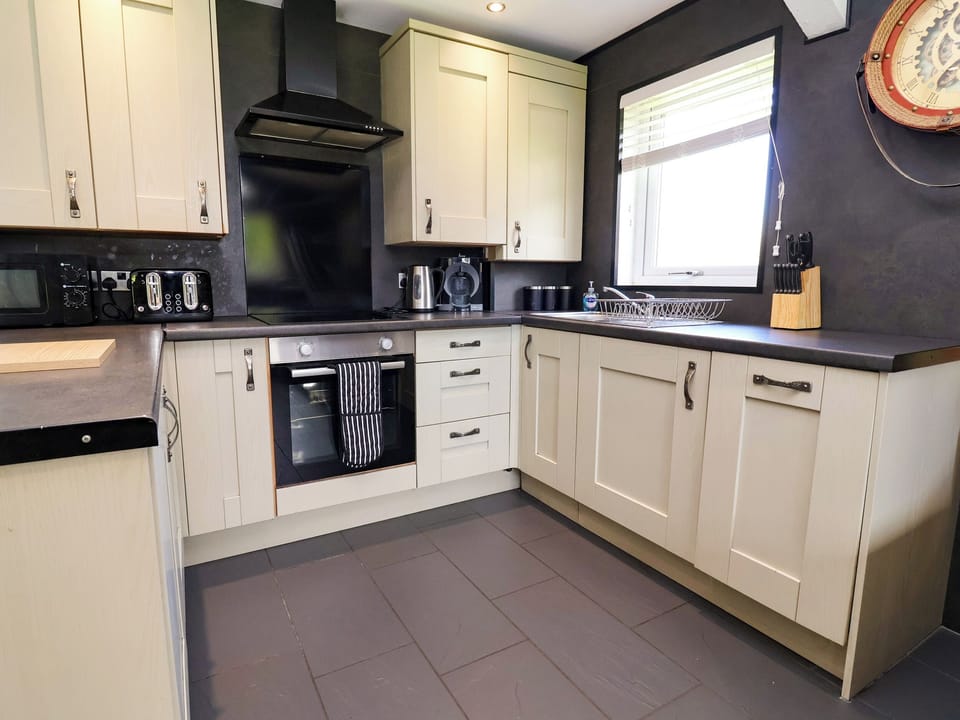 Cottage | Private kitchen | Fridge, dishwasher, cookware/dishes/utensils