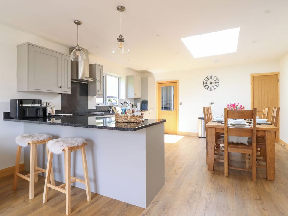 Cottage | Dining