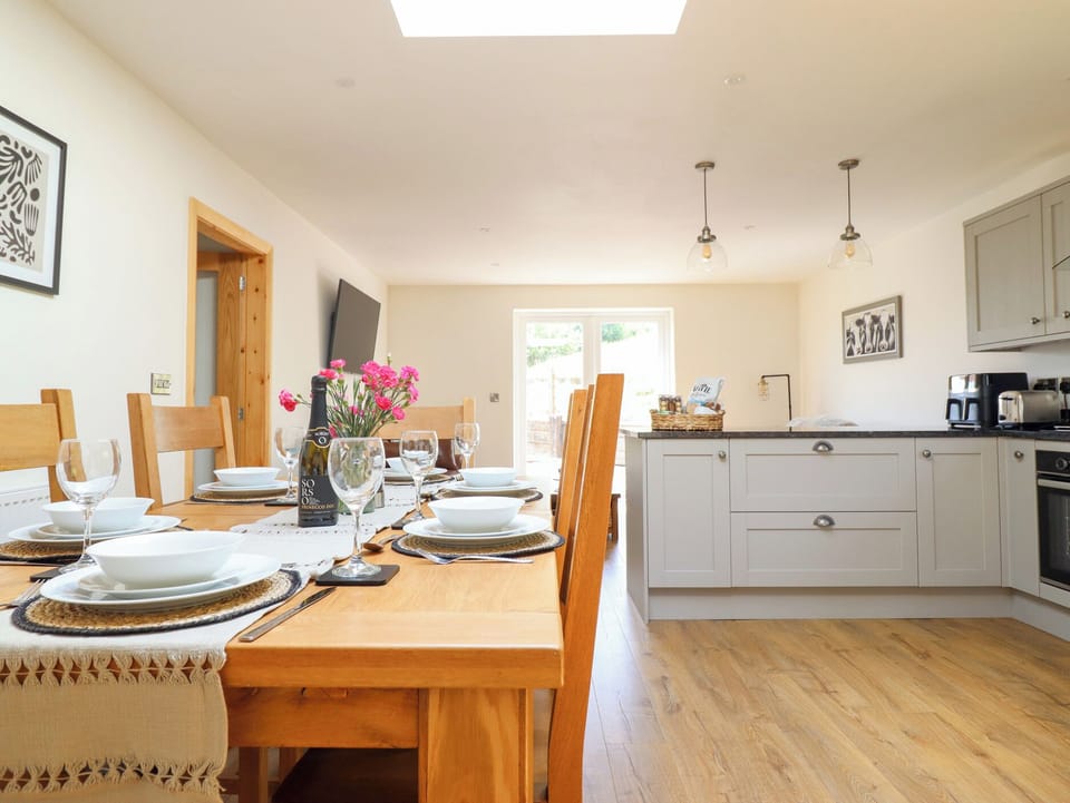 Cottage | Dining