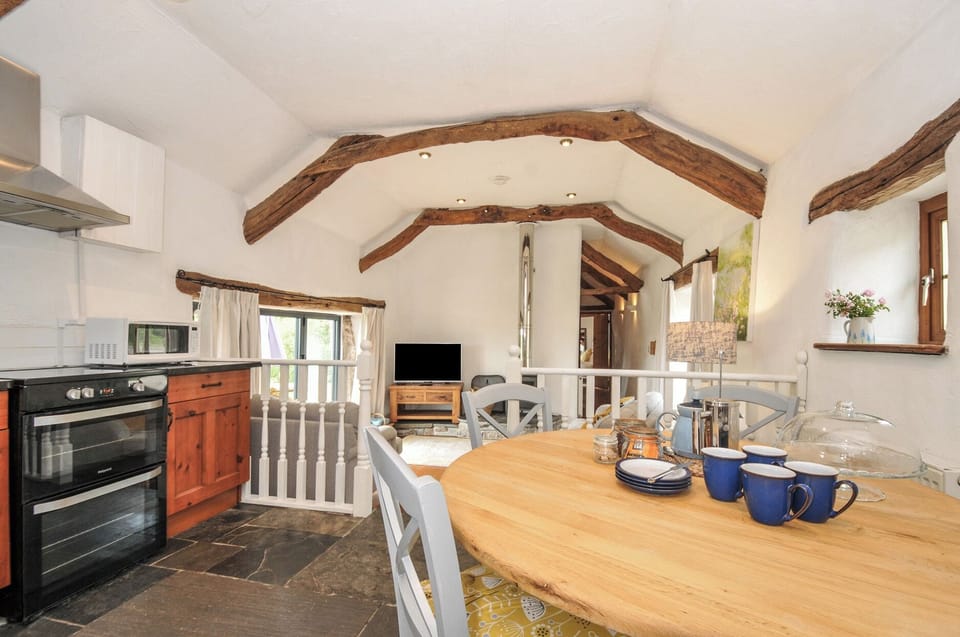 Cottage | Dining