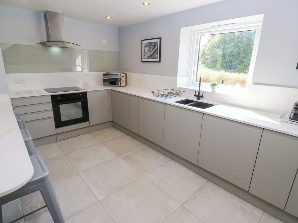 Fridge, dishwasher, cookware/dishes/utensils