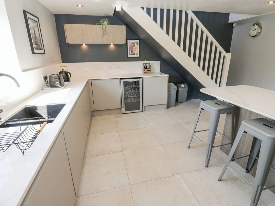 Fridge, dishwasher, cookware/dishes/utensils