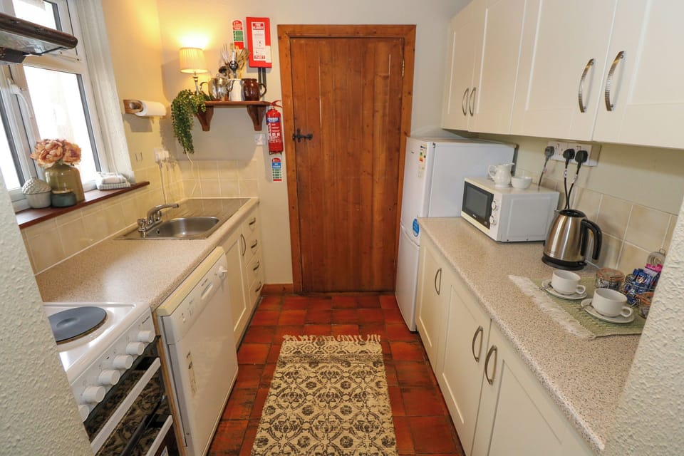 Dishwasher, electric kettle, toaster, cookware/dishes/utensils
