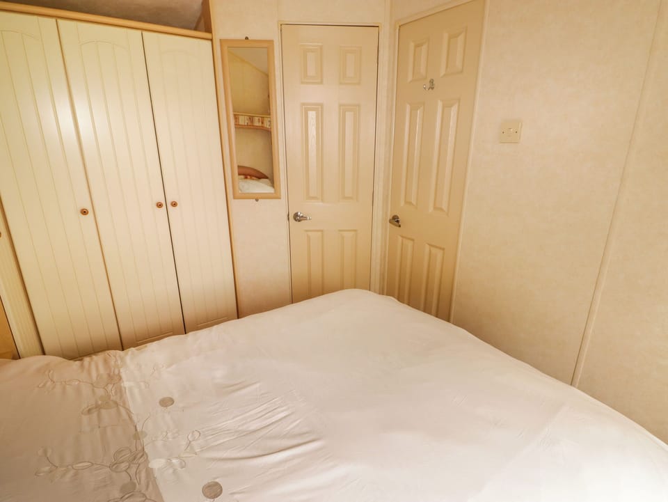 2 bedrooms, individually decorated, individually furnished