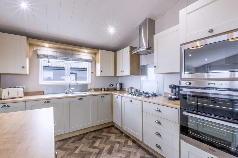 Cottage | Private kitchen | Fridge, dishwasher, electric kettle, toaster