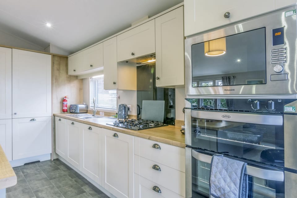 Cottage | Private kitchen | Fridge, dishwasher, electric kettle, toaster