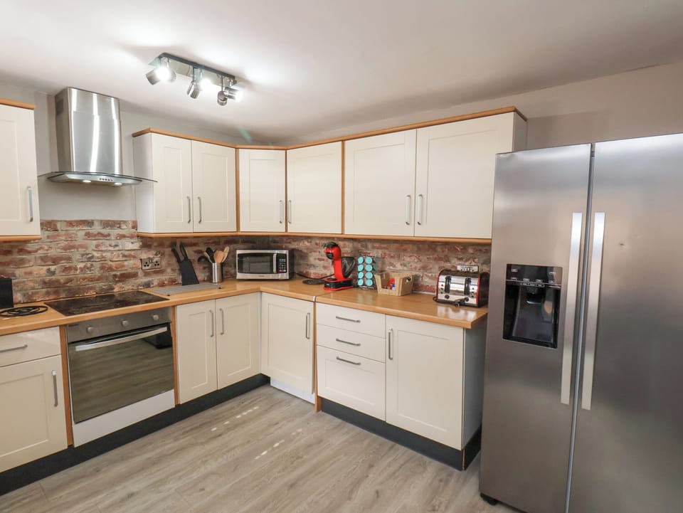 Fridge, dishwasher, cookware/dishes/utensils