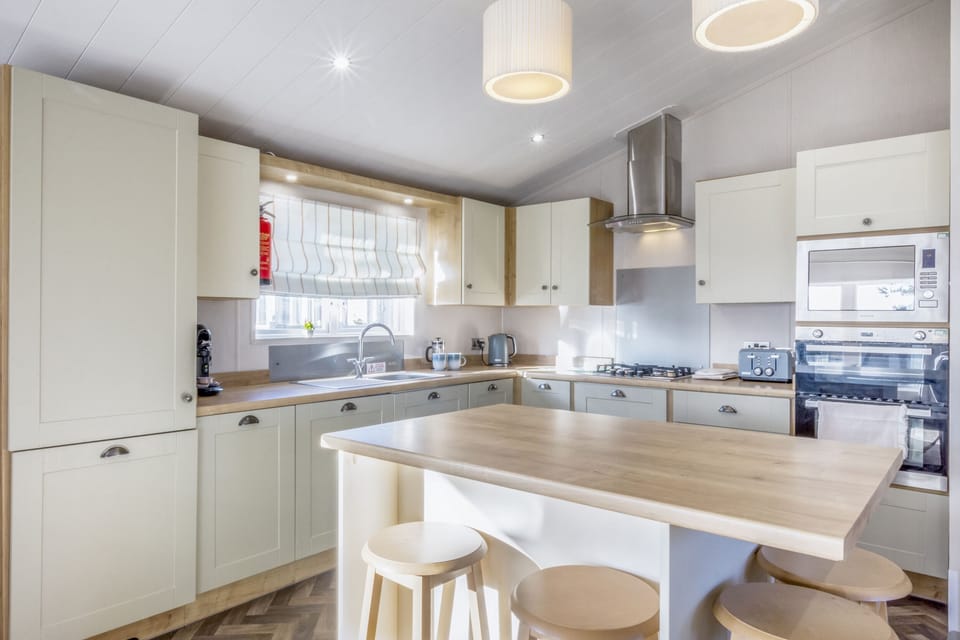 Cottage | Private kitchen | Fridge, dishwasher, electric kettle, toaster