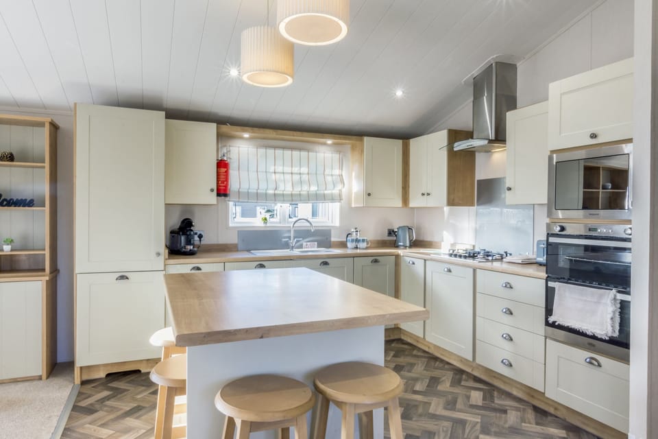 Cottage | Private kitchen | Fridge, dishwasher, electric kettle, toaster