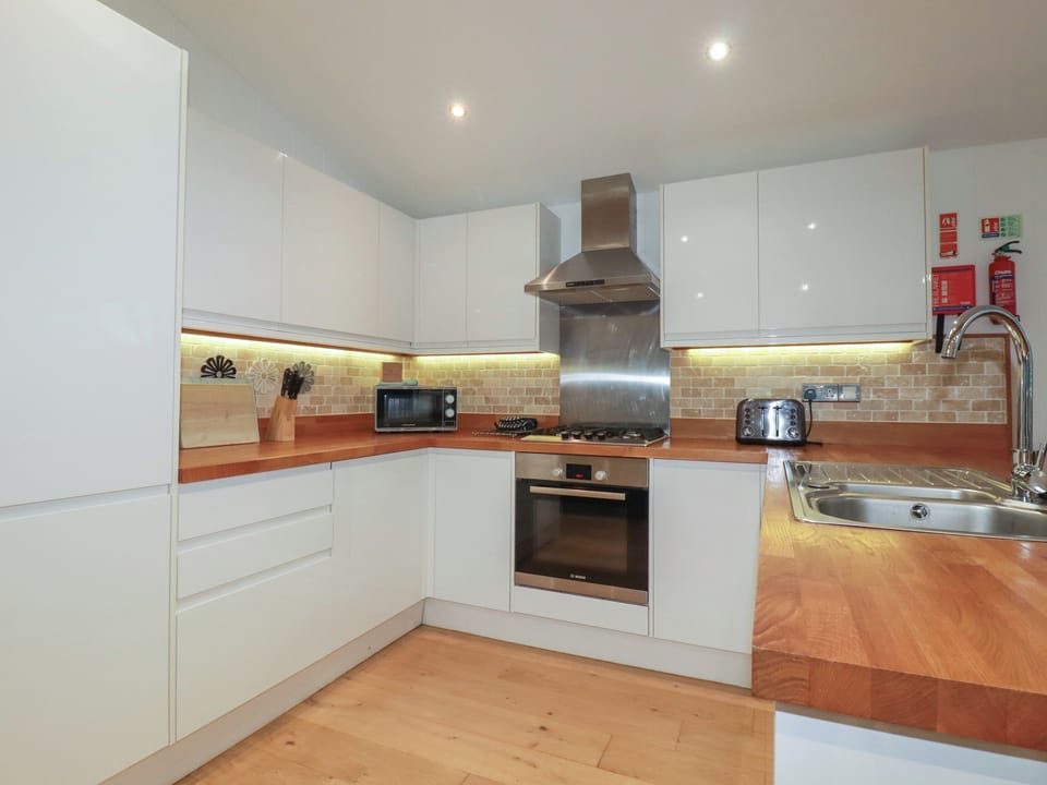 Fridge, dishwasher, cookware/dishes/utensils