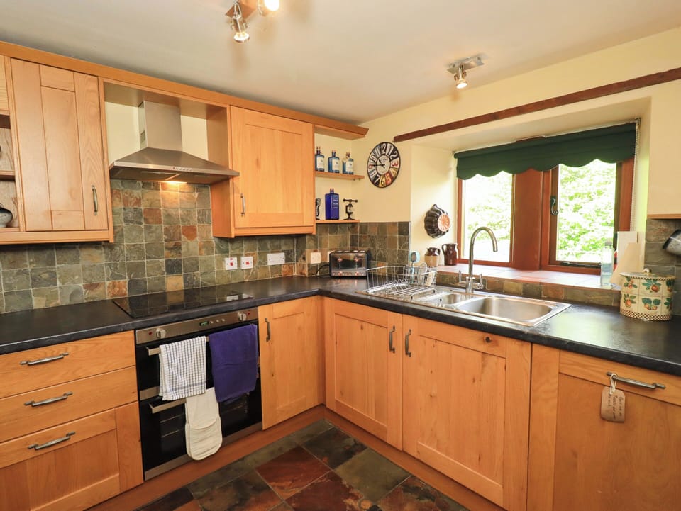 Cottage | Private kitchen | Fridge, dishwasher, electric kettle, cookware/dishes/utensils