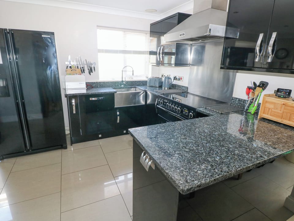 Fridge, dishwasher, electric kettle, cookware/dishes/utensils