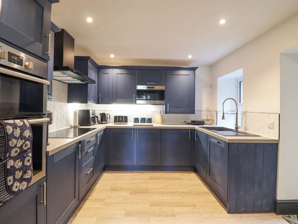 Fridge, cookware/dishes/utensils