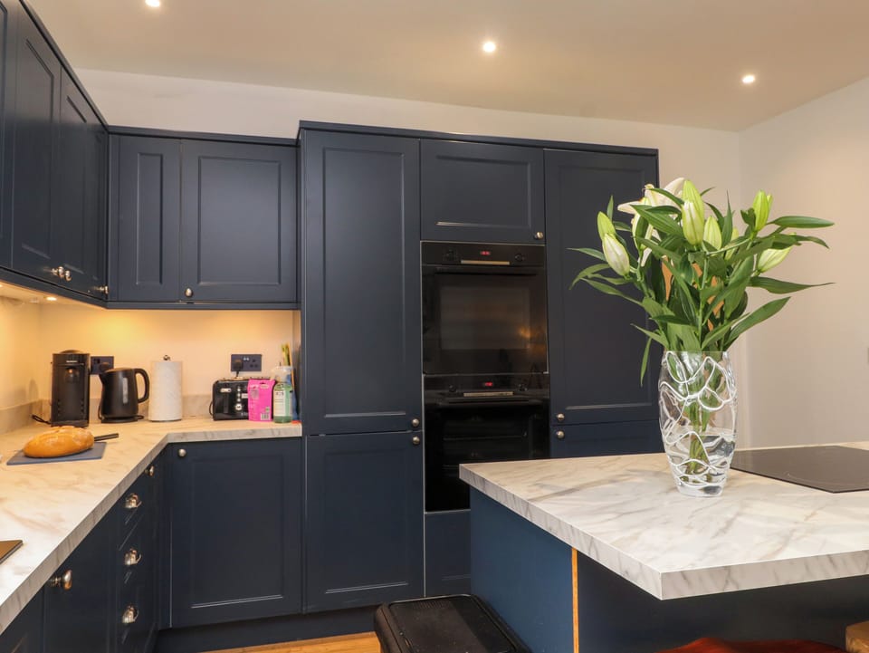 Fridge, dishwasher, cookware/dishes/utensils