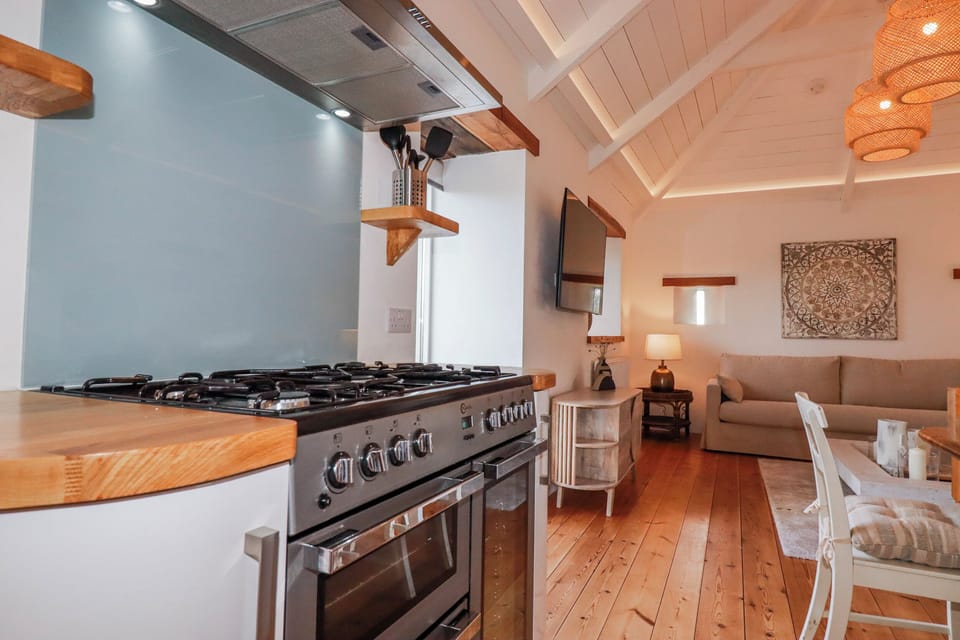 Cottage | Private kitchen | Fridge, dishwasher, electric kettle, toaster