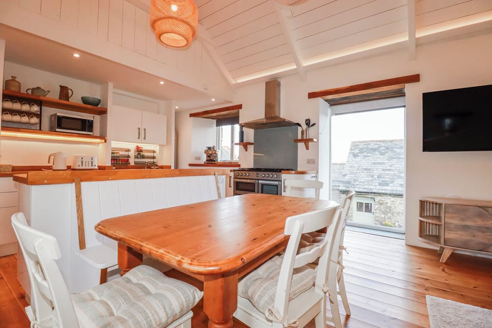 Cottage | Dining