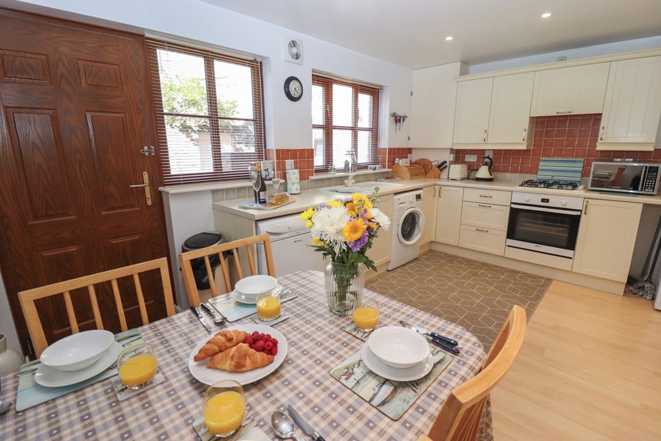 Cottage | Dining