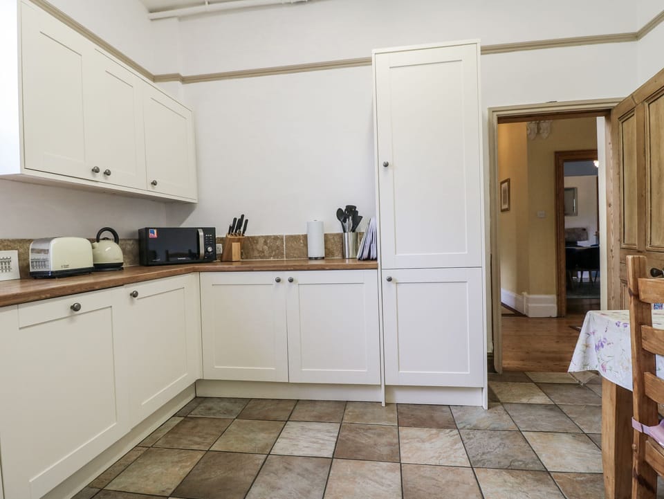 Cottage | Private kitchen | Fridge, dishwasher, electric kettle, toaster