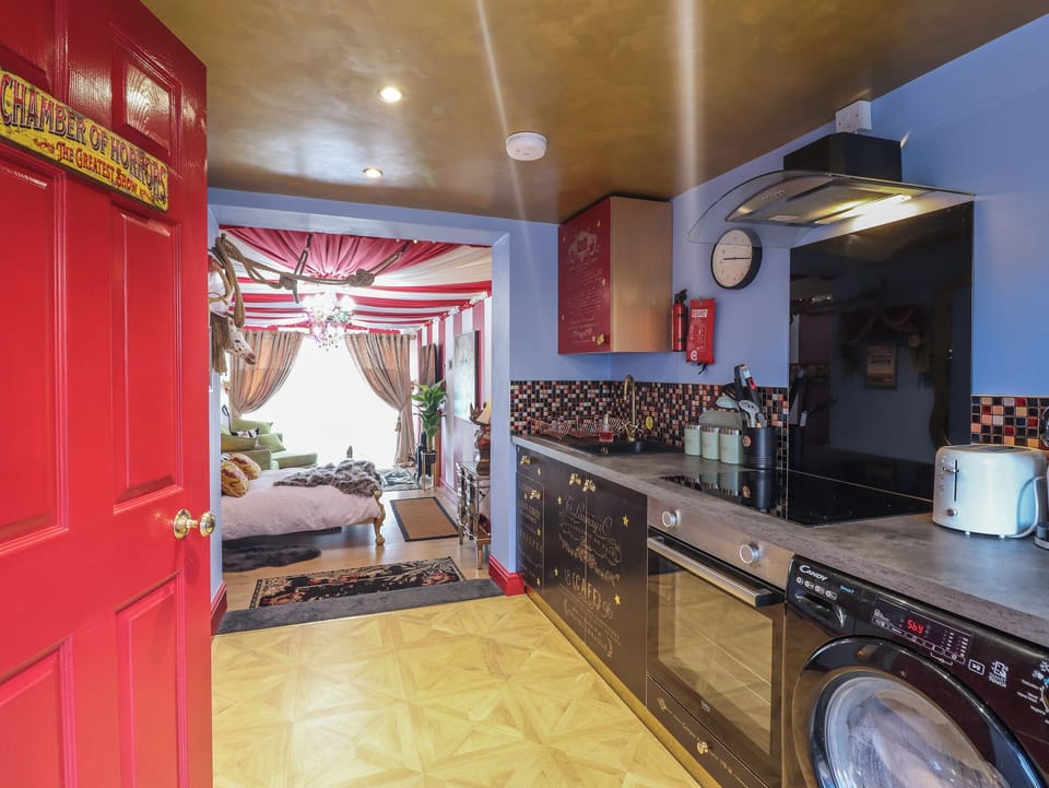 Cottage | Private kitchen | Fridge, electric kettle, toaster, cookware/dishes/utensils