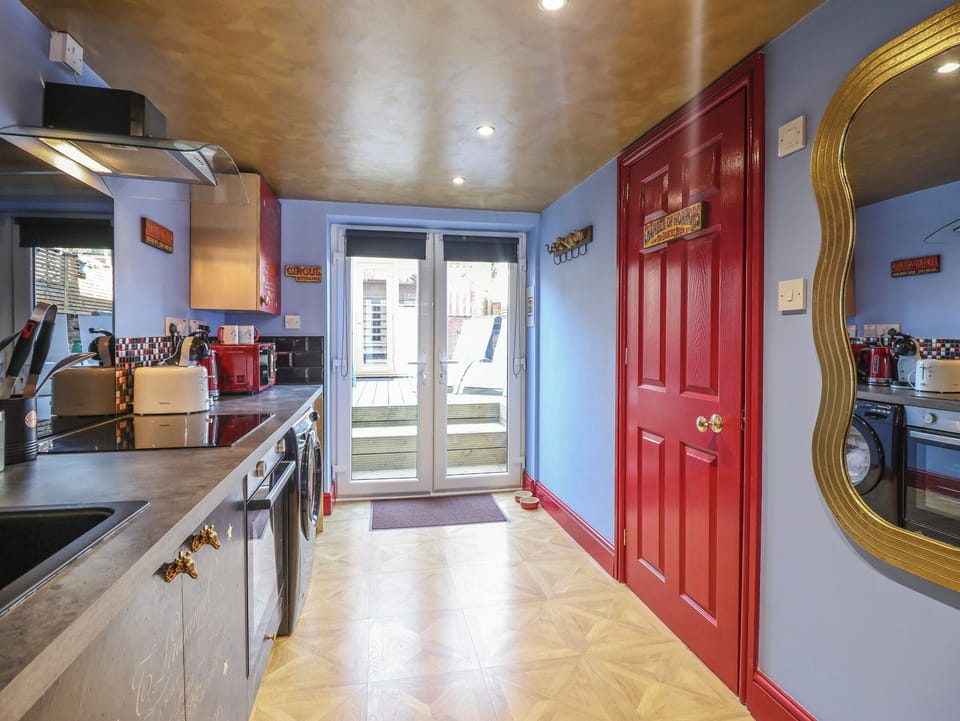 Cottage | Private kitchen | Fridge, electric kettle, toaster, cookware/dishes/utensils
