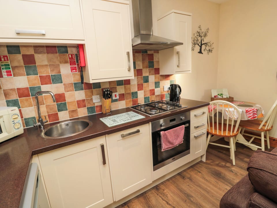Fridge, dishwasher, cookware/dishes/utensils