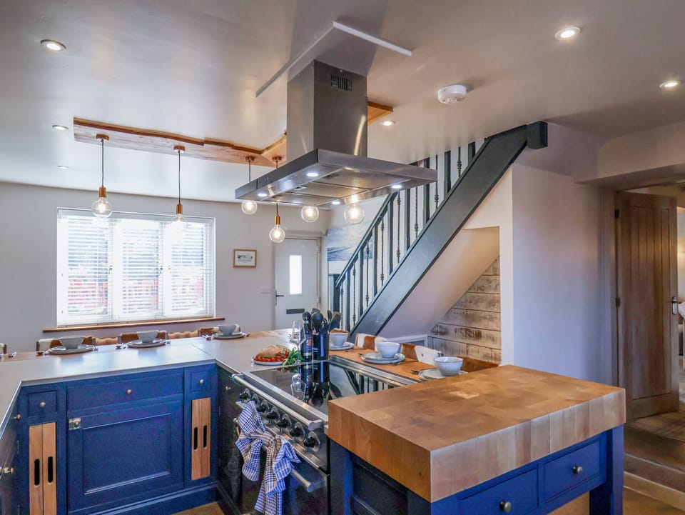 Cottage | Private kitchen | Fridge, dishwasher, cookware/dishes/utensils
