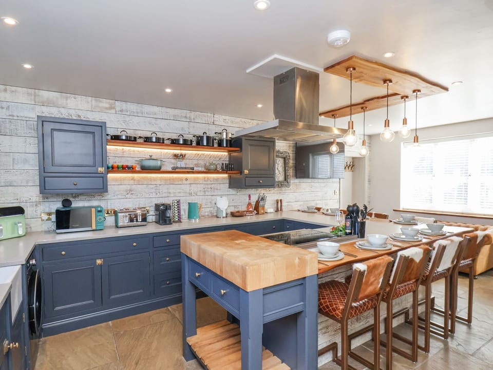 Cottage | Private kitchen | Fridge, dishwasher, cookware/dishes/utensils