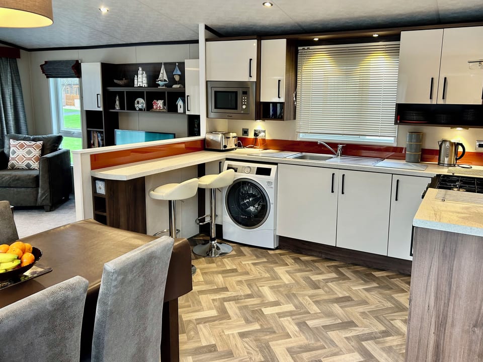 Cottage | Private kitchen | Fridge, electric kettle, toaster, cookware/dishes/utensils