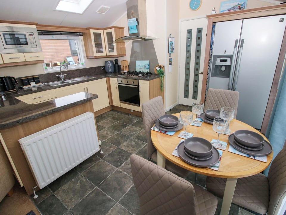 Cottage | Private kitchen | Fridge, electric kettle, toaster, cookware/dishes/utensils