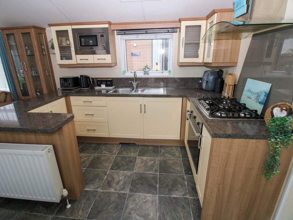 Cottage | Private kitchen | Fridge, electric kettle, toaster, cookware/dishes/utensils