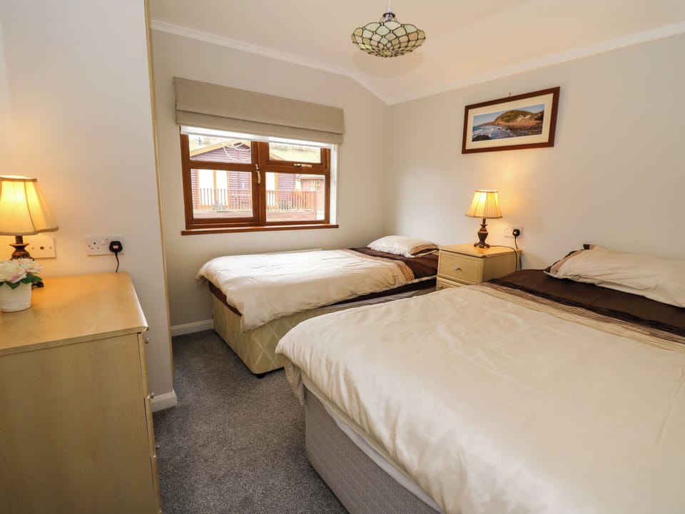 2 Riverside Lodge Cottage in Manordeifi