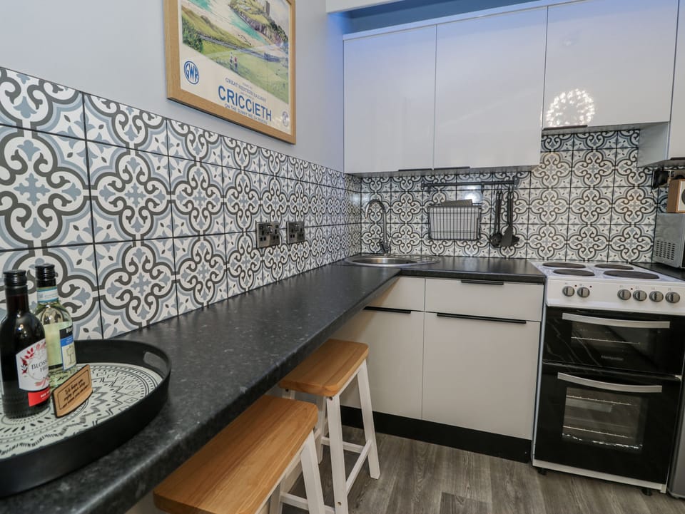 Cottage | Private kitchen | Fridge, electric kettle, toaster, cookware/dishes/utensils