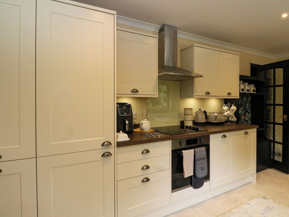 Fridge, dishwasher, cookware/dishes/utensils