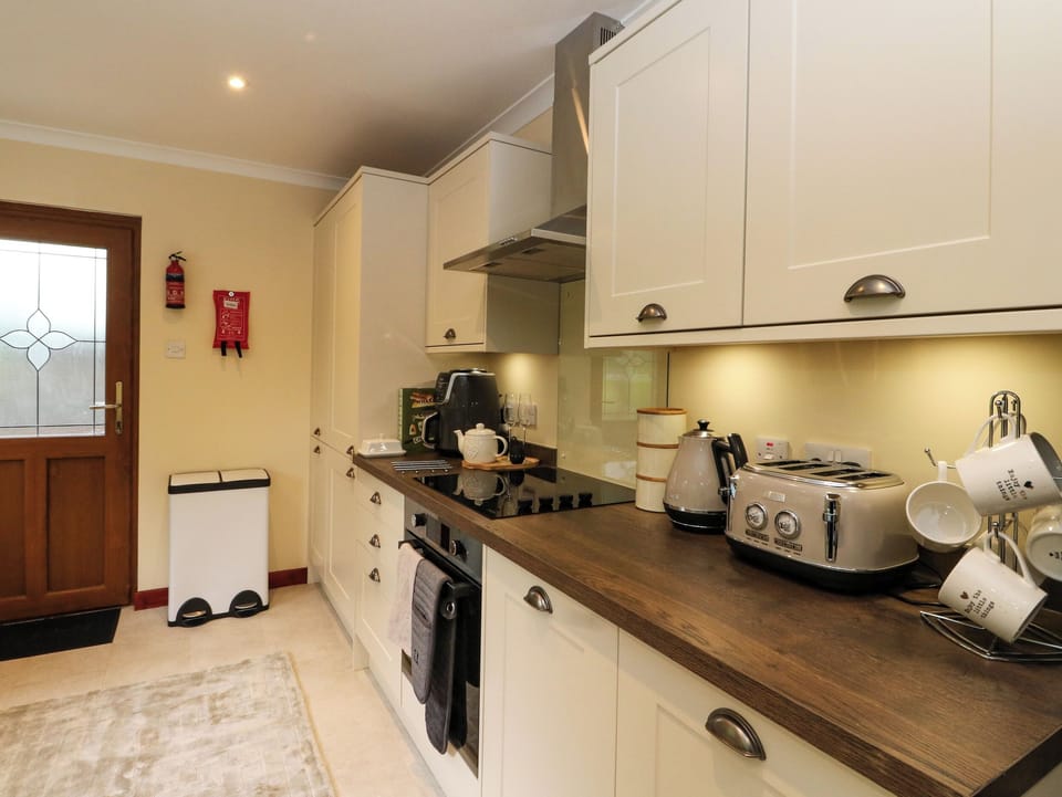 Fridge, dishwasher, cookware/dishes/utensils