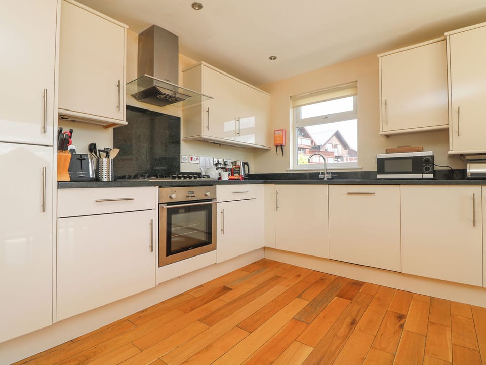 Fridge, dishwasher, cookware/dishes/utensils