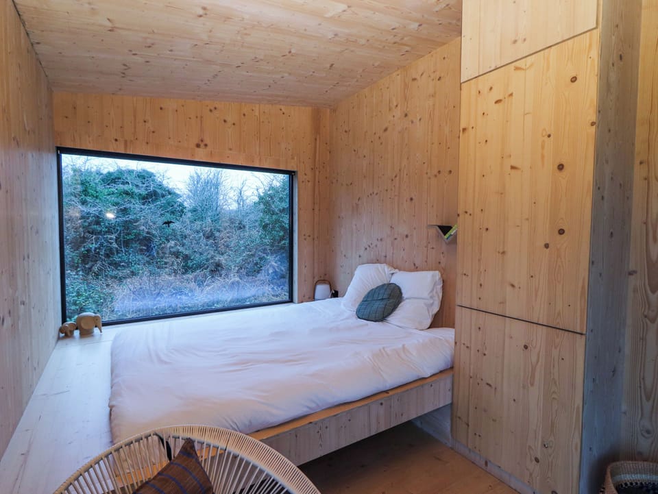 1 bedroom, individually decorated, individually furnished