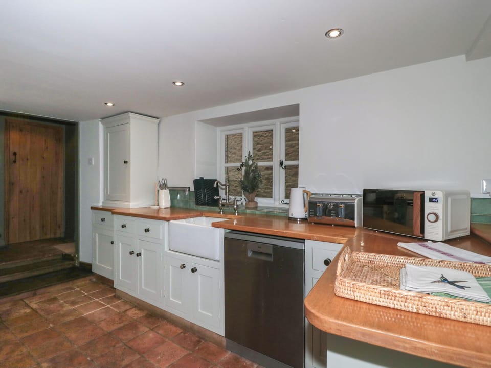 Fridge, dishwasher, cookware/dishes/utensils