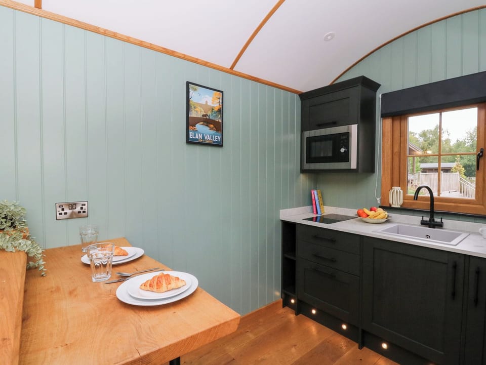 Cottage | Private kitchen | Fridge, electric kettle, toaster, cookware/dishes/utensils