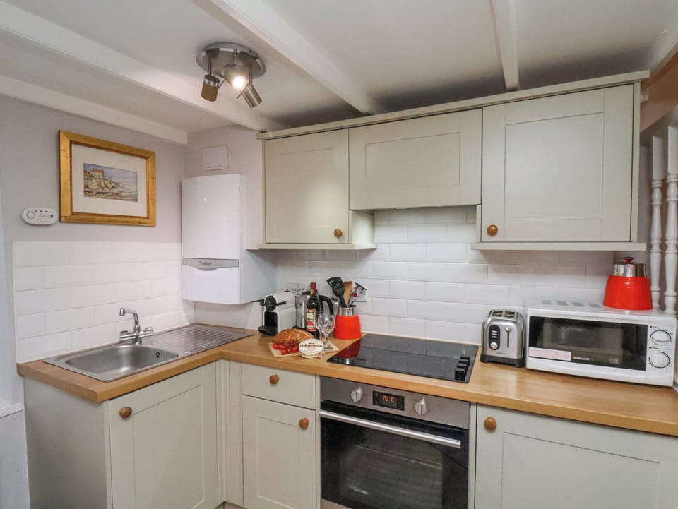 Fridge, dishwasher, cookware/dishes/utensils