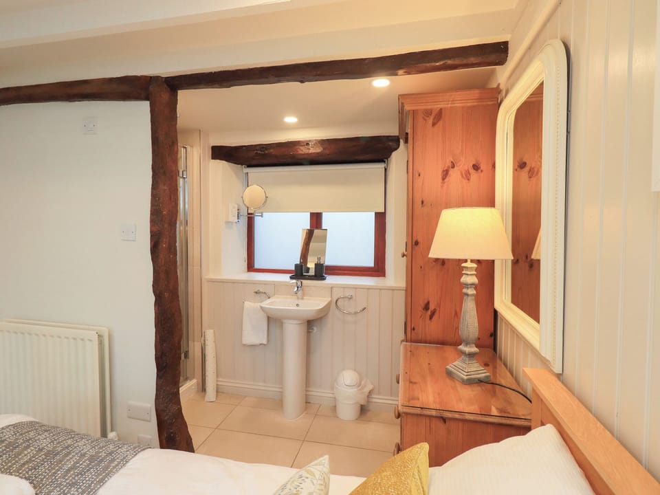 2 bedrooms, individually decorated, individually furnished, free WiFi