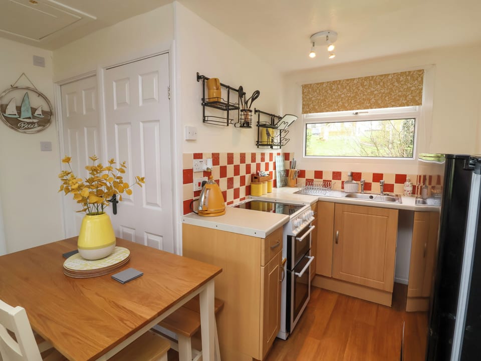Cottage | Private kitchen | Fridge, electric kettle, toaster, cookware/dishes/utensils
