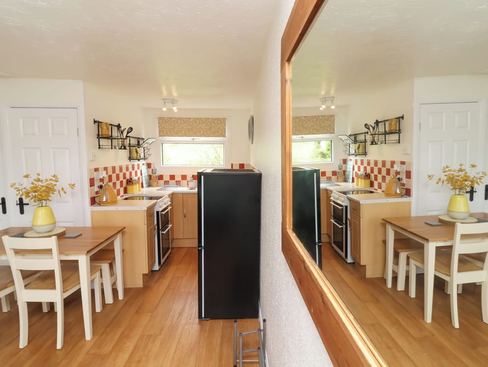 Cottage | Private kitchen | Fridge, electric kettle, toaster, cookware/dishes/utensils