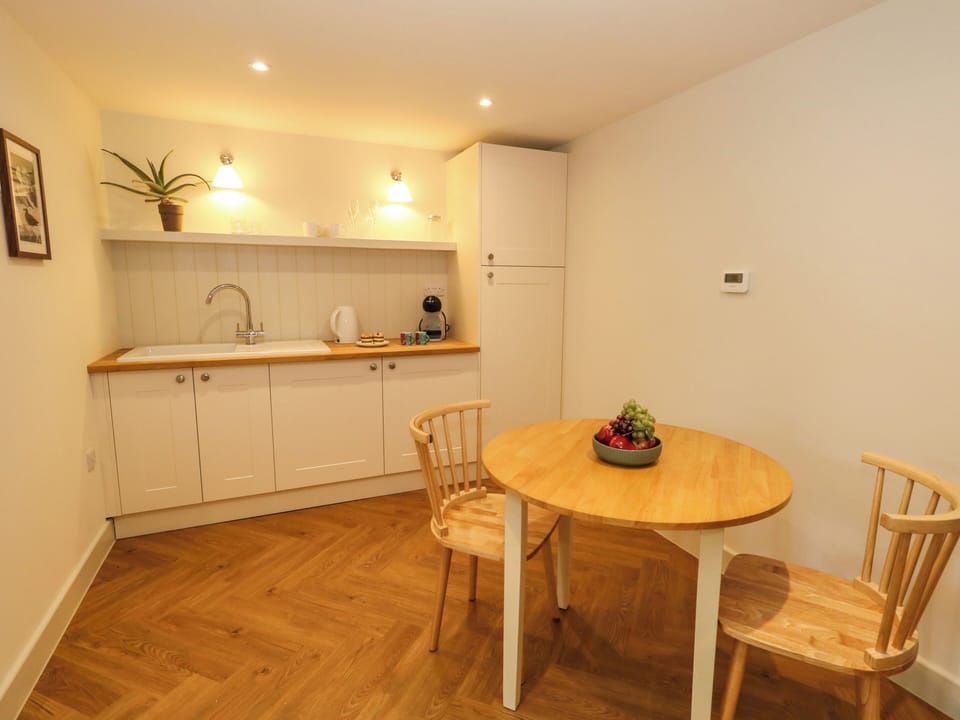Fridge, cookware/dishes/utensils