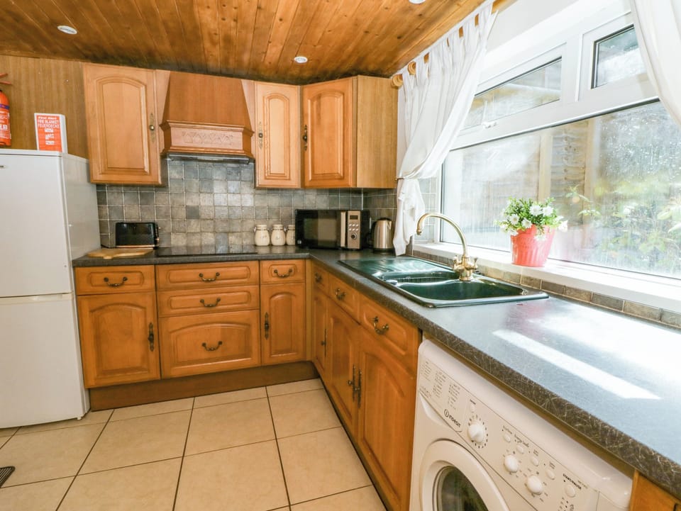 Cottage | Private kitchen | Fridge, electric kettle, cookware/dishes/utensils