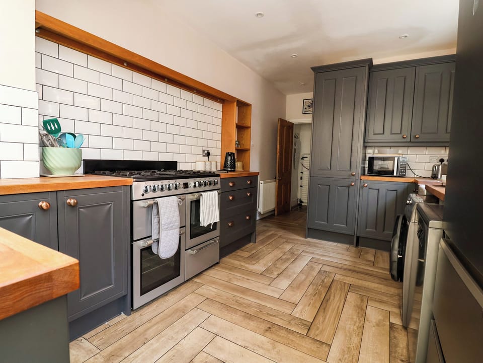 Cottage | Private kitchen | Fridge, microwave, dishwasher, toaster
