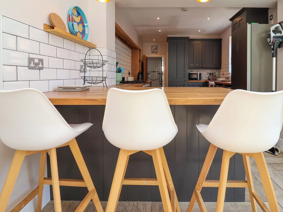 Cottage | Private kitchen | Fridge, microwave, dishwasher, toaster