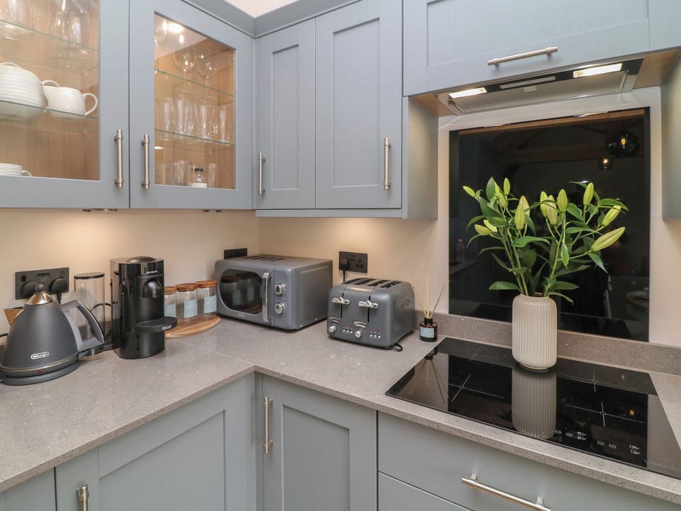 Cottage | Private kitchen | Fridge, dishwasher, electric kettle, cookware/dishes/utensils