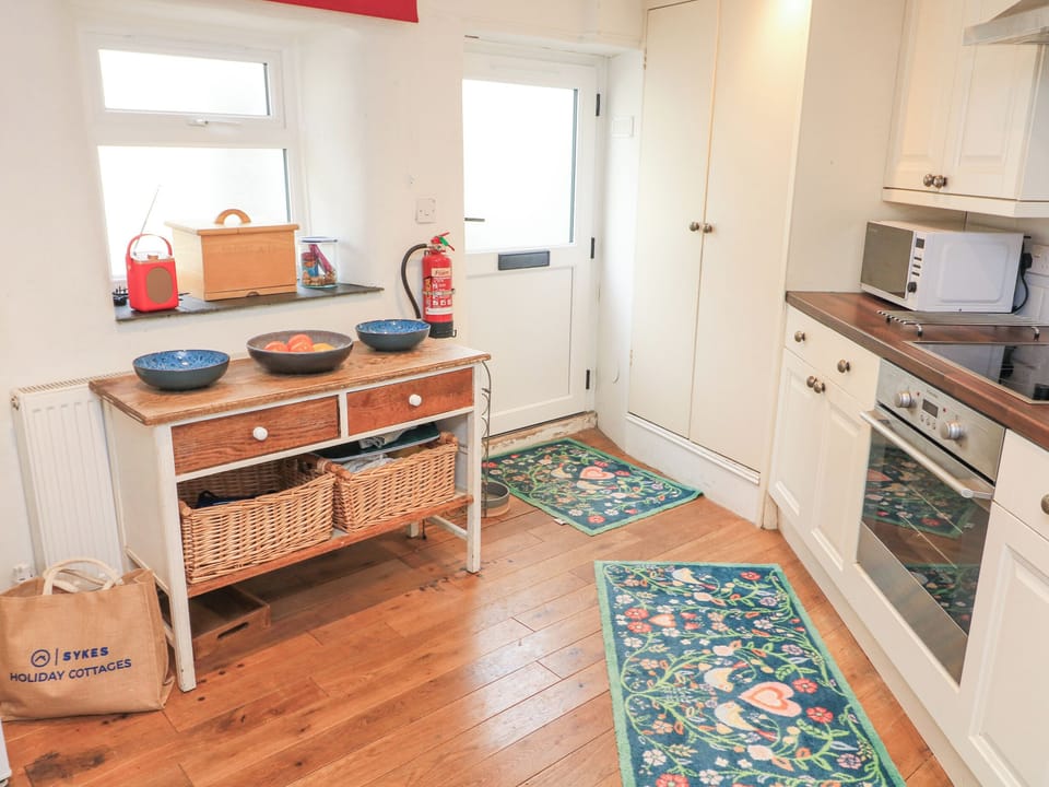 Fridge, dishwasher, cookware/dishes/utensils