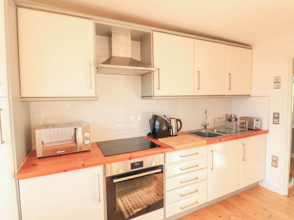 Fridge, cookware/dishes/utensils
